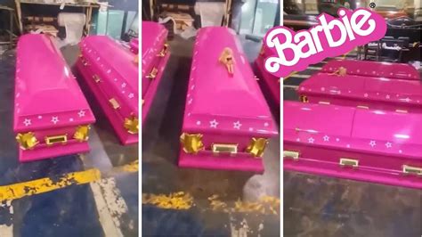 C­e­n­a­z­e­ ­H­i­z­m­e­t­i­n­d­e­ ­P­e­m­b­e­ ­F­a­r­k­ı­:­ ­B­a­r­b­i­e­ ­T­e­m­a­l­ı­ ­T­a­b­u­t­l­a­r­ ­Ü­r­e­t­i­l­m­e­y­e­ ­B­a­ş­l­a­d­ı­!­